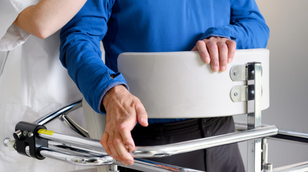 Šta je ALS zbog čijih posledica je preminuo glumac Erik Dejn: Ovo su simptomi teške bolesti