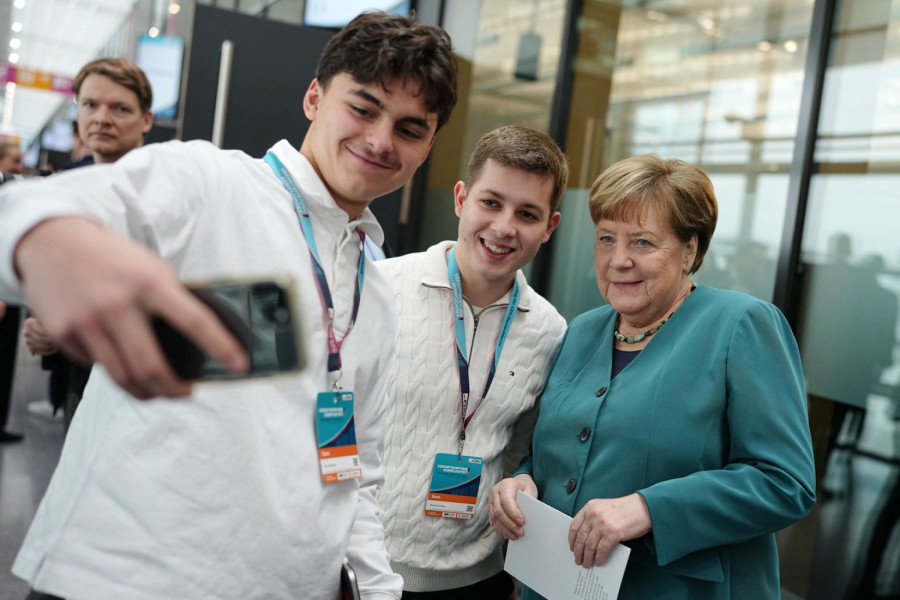 Vraća se Angela; Kreće na Merca?