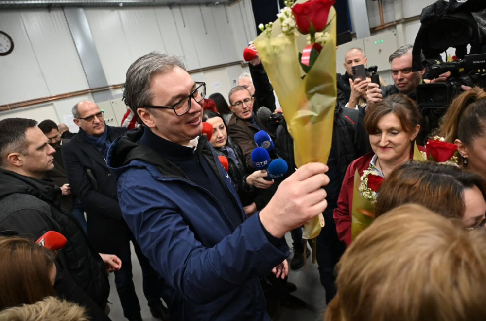 Vučić: Za sve zaposlene 20.000 dinara za 8. mart, zaposlićemo još žena u Jumku