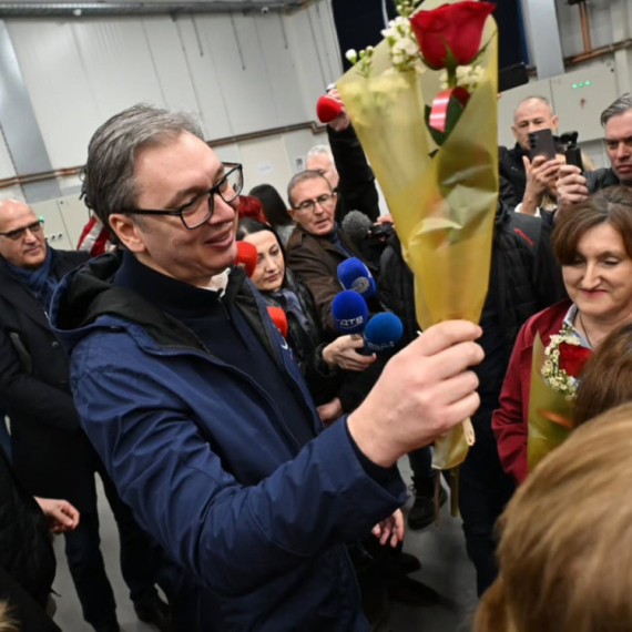 Vučić: Za sve zaposlene 20.000 dinara za 8. mart, zaposlićemo još žena u Jumku
