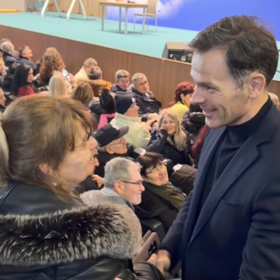 Mali sa građanima o daljem napretku okruga: Dalje gradimo Bor, gradimo istok naše zemlje VIDEO