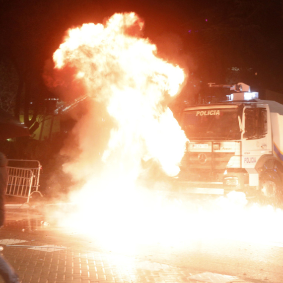 Gori Tirana: Policija "tukla" vodenim topovima, leteli molotovljevi kokteli FOTO/VIDEO