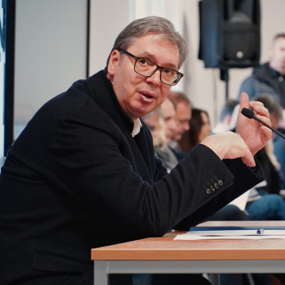 Vučić predstavnicima mesnih zajednica u Knjaževcu: Morate da razgovarate sa građanima