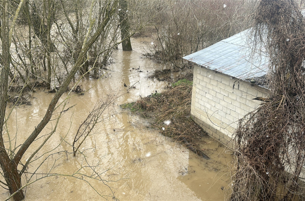 Čačku preti poplava? Reka došla nadomak kuća; Meštani strahuju FOTO