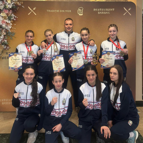 Bljesak mladih srpskih bokserki na Drakula Openu