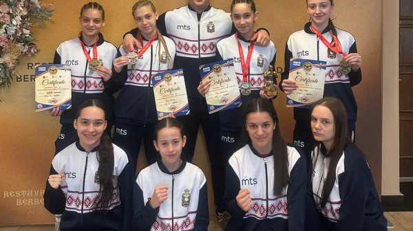 Bljesak mladih srpskih bokserki na Drakula Openu