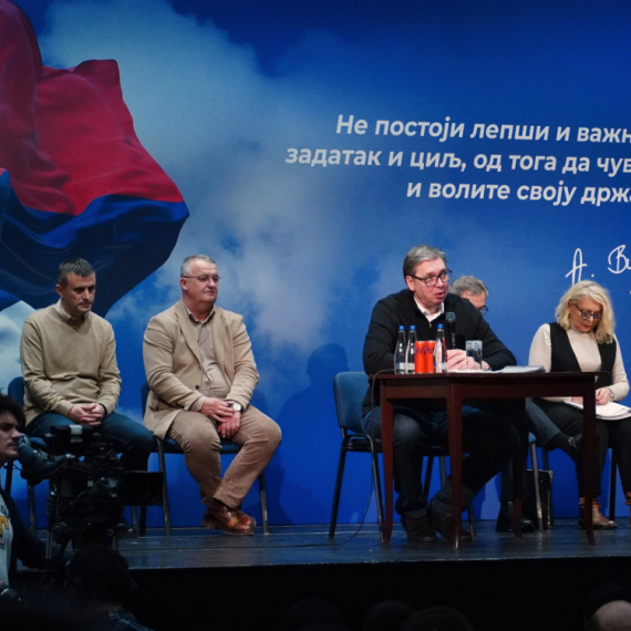 Vučić u Kladovu ispunio želju jednoj baki; Ćerka joj boluje od cerebralne paralize; "Dobićete kuću"