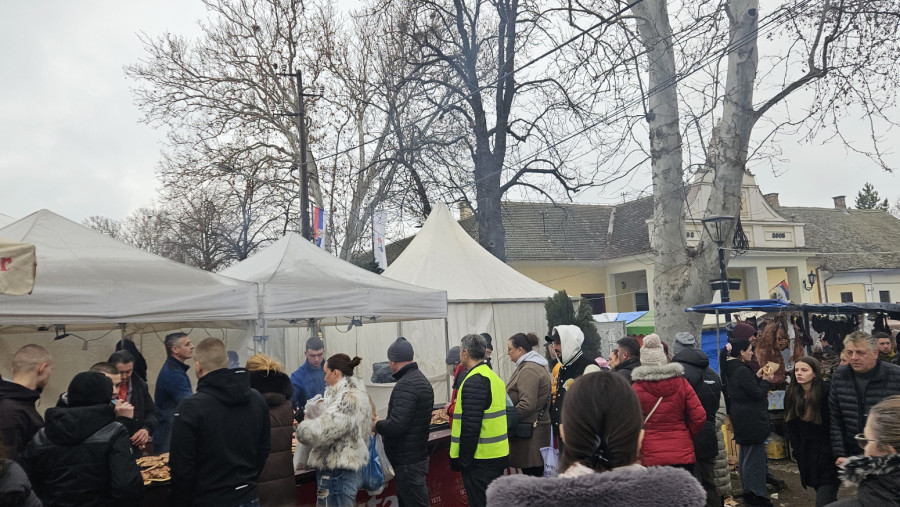 Pljeskavica 600 dinara, redovi za kobasice: Srbi pohrlili u Kačarevo, evo šta se nudi FOTO