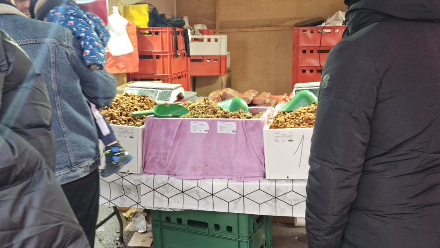 Pljeskavica 600 dinara, redovi za kobasice: Srbi pohrlili u Kačarevo, evo šta se nudi FOTO