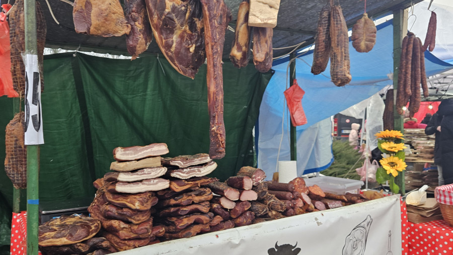 Pljeskavica 600 dinara, redovi za kobasice: Srbi pohrlili u Kačarevo, evo šta se nudi FOTO