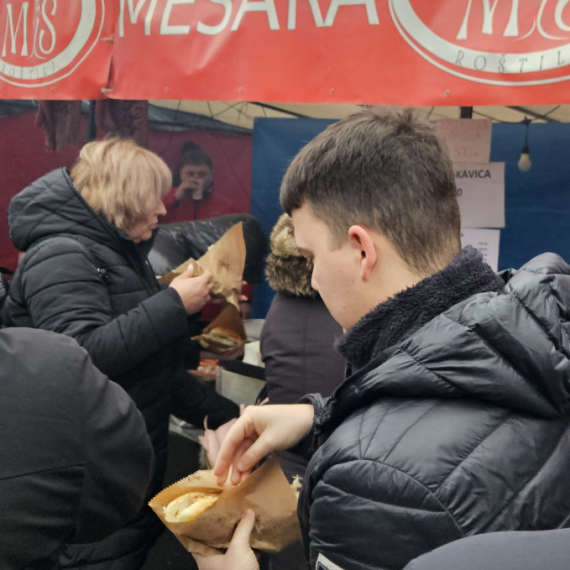 Pljeskavica 600 dinara, redovi za kobasice: Srbi pohrlili u Kačarevo, evo šta se nudi FOTO