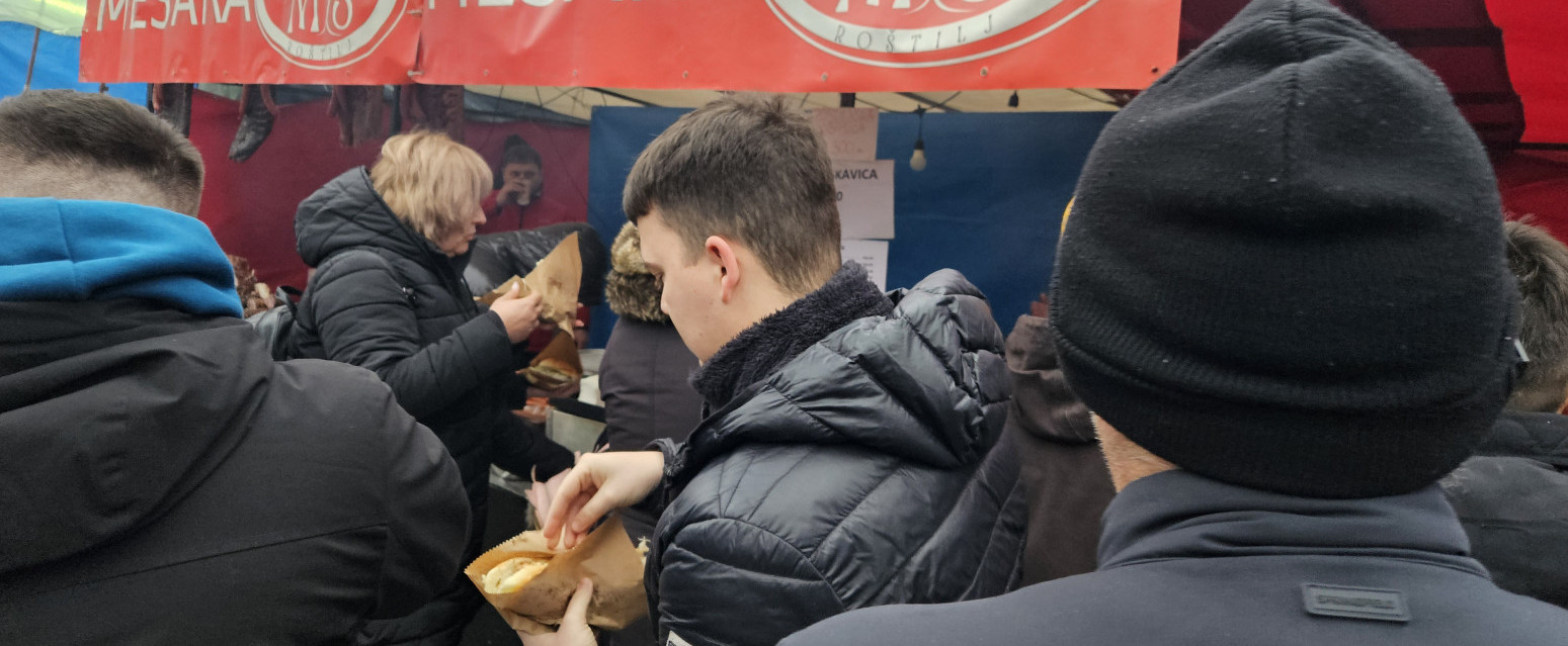 Pljeskavica 600 dinara, redovi za kobasice: Srbi pohrlili u Kačarevo, evo šta se nudi FOTO