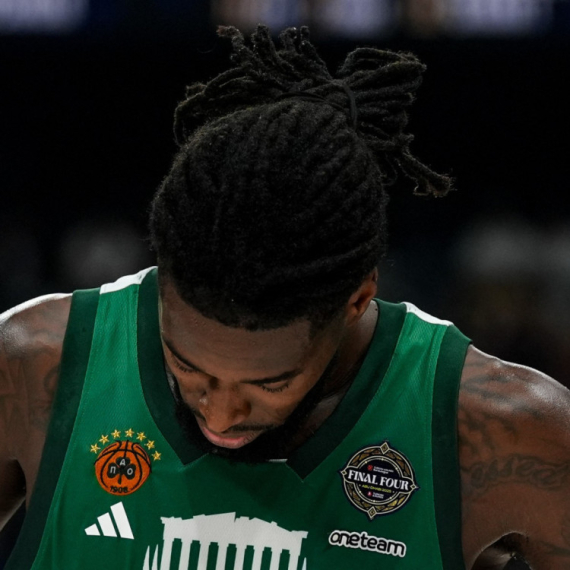 Skandal i trofej u finalu: Panatinaikos nadigrao Olimpijakos, Lesor meta rasizma VIDEO