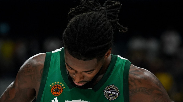 Skandal i trofej u finalu: Panatinaikos nadigrao Olimpijakos, Lesor meta rasizma VIDEO