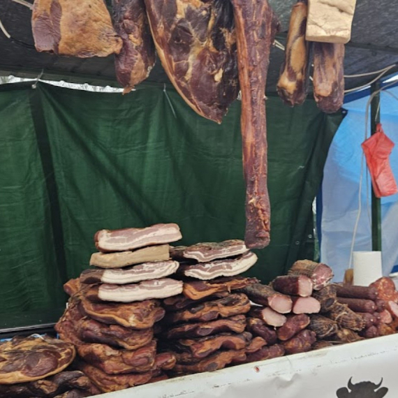 Pratili smo miris slanine i završili u Kačarevu: Pogledajte kakve su cene na Slaninijadi FOTO