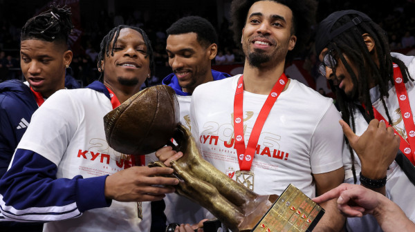 Nvora poklonio medalju – evo i kome; "Možda je on sledeća Zvezdina zvezda" VIDEO