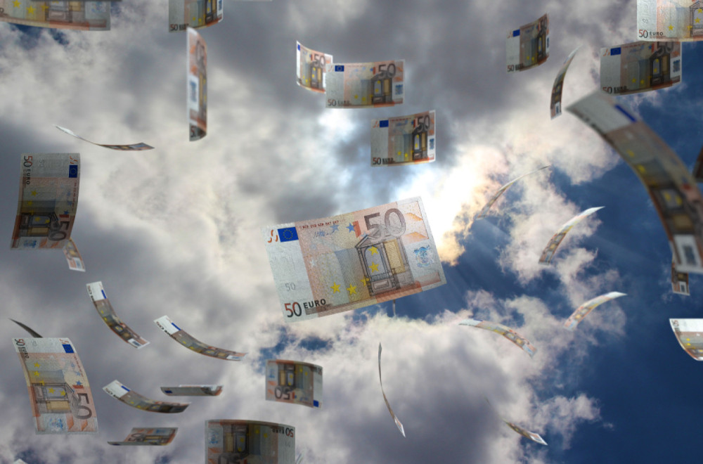 U Beču sa zgrade letelo 10.000 evra: Oduševljeni prolaznici se umalo pobili zbog para VIDEO