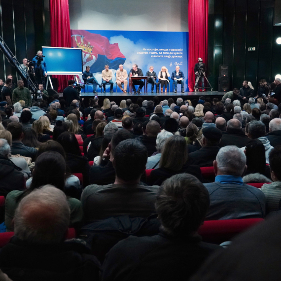 Za nedelju dana jasno prikazana suštinska razlika: Vučić razgovara sa narodom, blokaderi "udarili" na crkvu