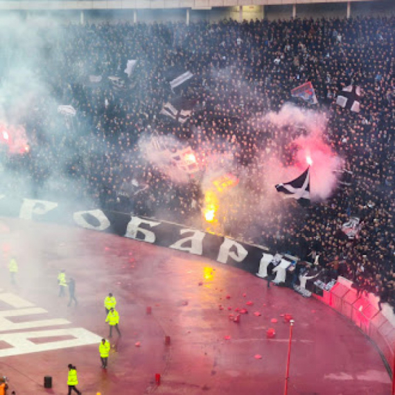 "Grobari" napravili haos zbog transparenta iznad južne tribine VIDEO