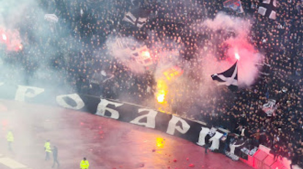 "Grobari" napravili haos zbog transparenta iznad južne tribine VIDEO