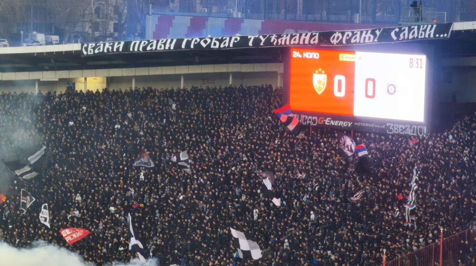 "Grobari" napravili haos zbog transparenta iznad južne tribine VIDEO