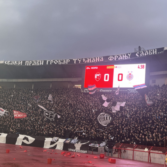 "Grobari" napravili haos zbog transparenta iznad južne tribine VIDEO