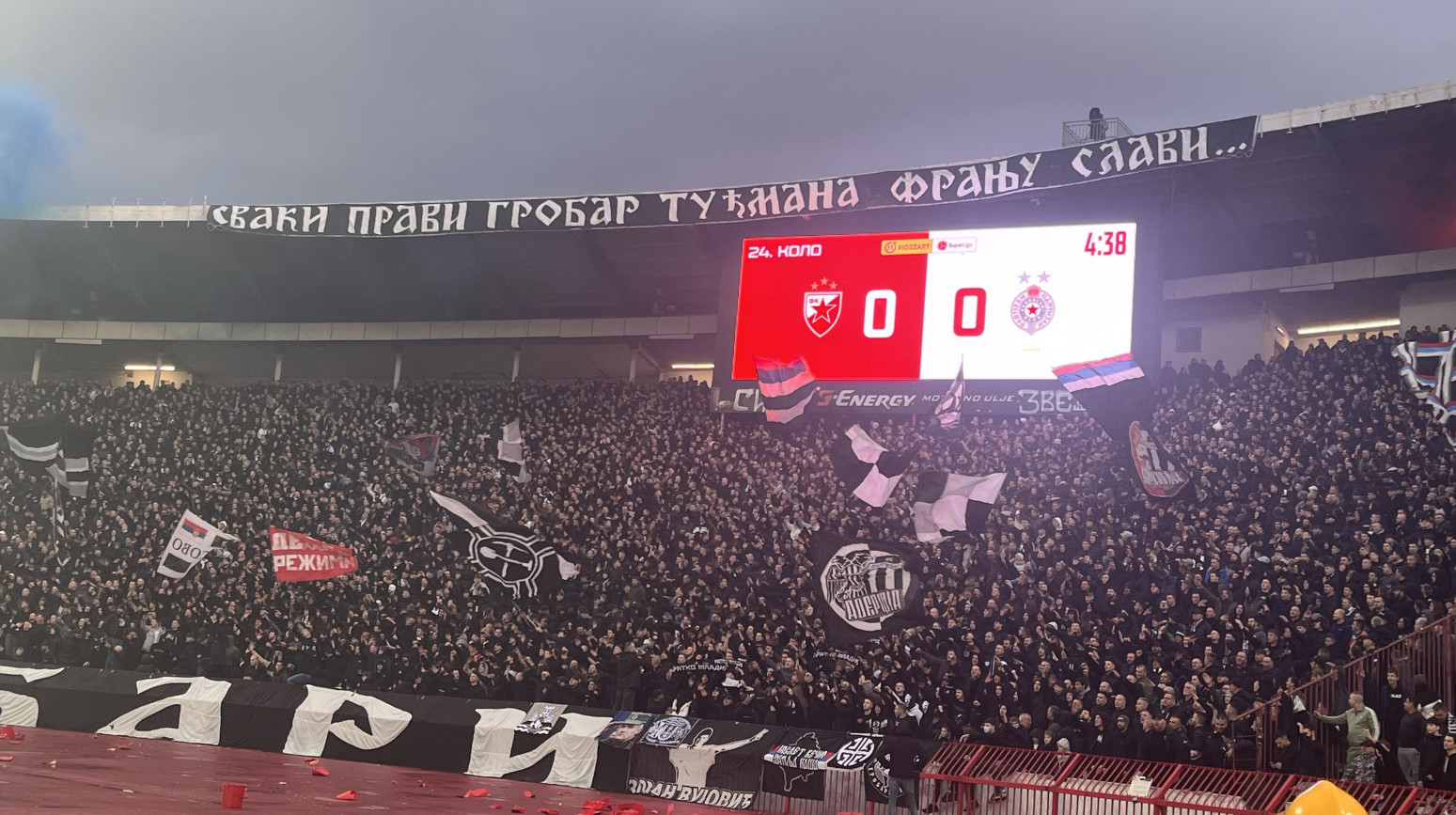 "Grobari" napravili haos zbog transparenta iznad južne tribine VIDEO