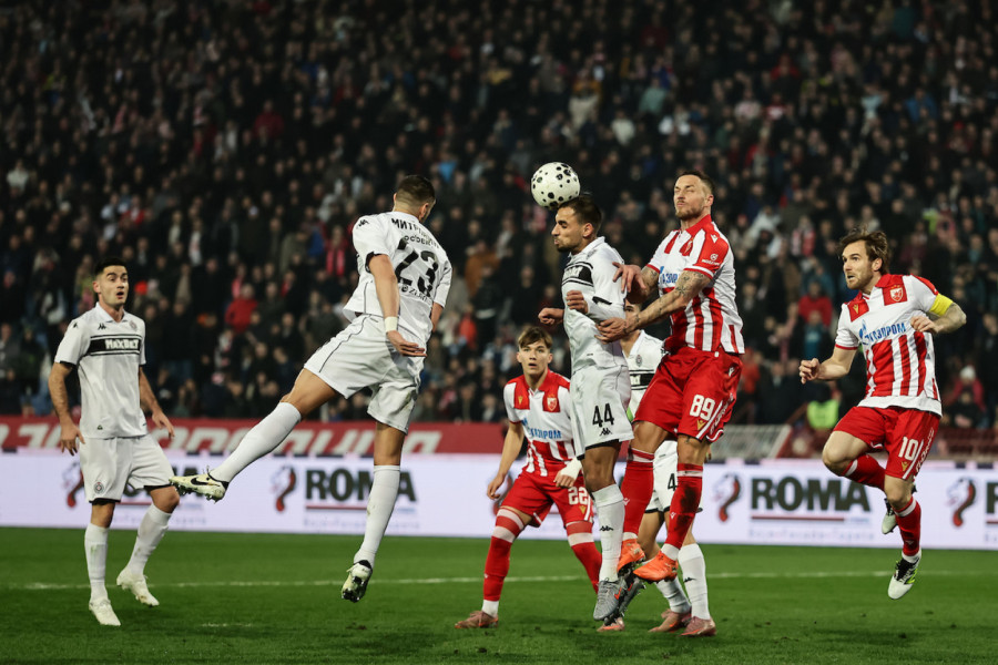 Stadion goreo – Zvezda razbila Partizan