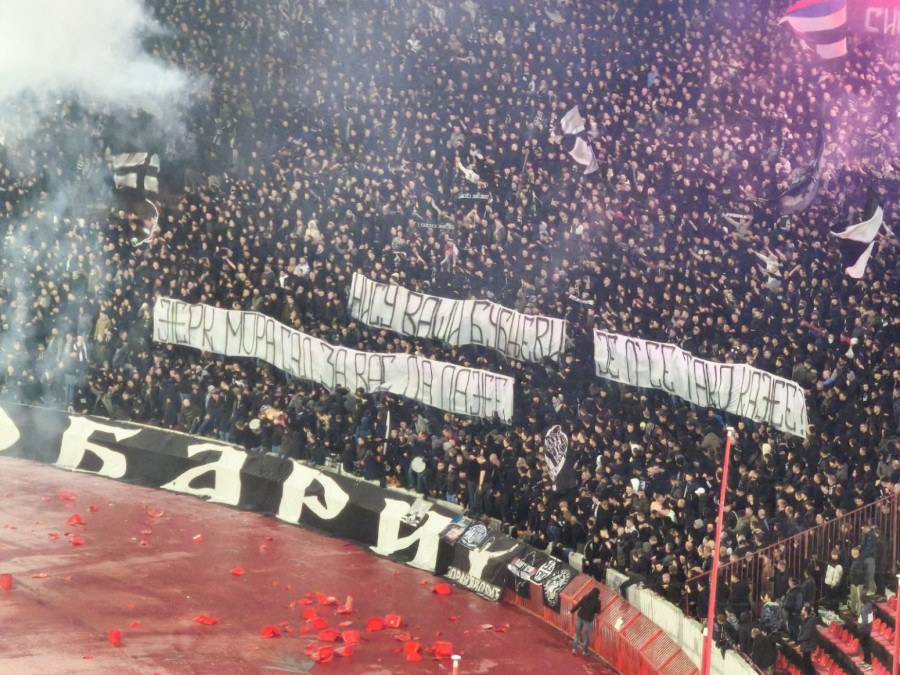 Rat transparentima na derbiju: Kakva dela takva i tribina; ŽRK mora za vas da laže FOTO