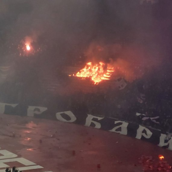 Derbi opet prekinut - grobari zapalili jug FOTO