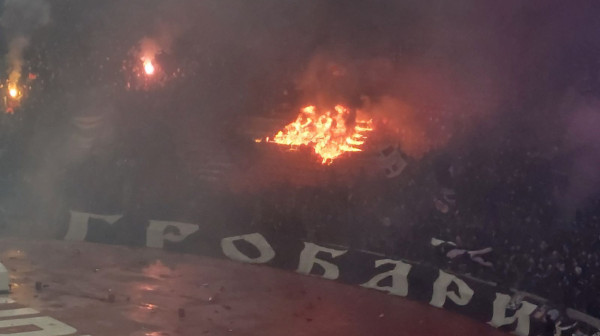 Derbi opet prekinut - "Grobari" zapalili jug FOTO