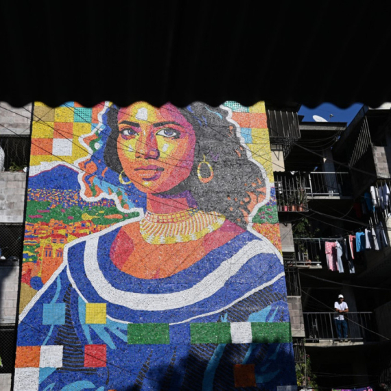 Zastaje dah: Umetnik napravio mural Mona Lize od plastičnih čepova za flaše FOTO