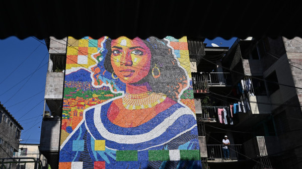 Zastaje dah: Umetnik napravio mural Mona Lize od plastičnih čepova za flaše FOTO