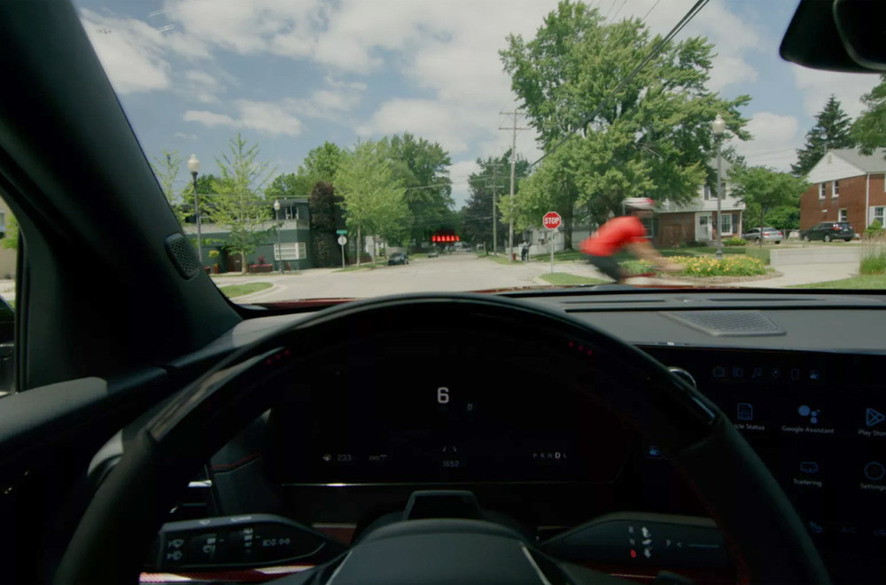 Špijuni na četiri točka: Naglo zakočio – mesečna rata osiguranja mu porasla za 100 dolara