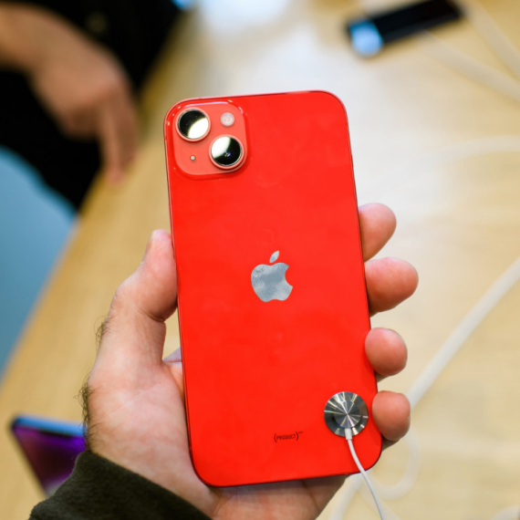 Apple planira novu "premium" boju: Da li je crveni iPhone Pro sledeći hit?