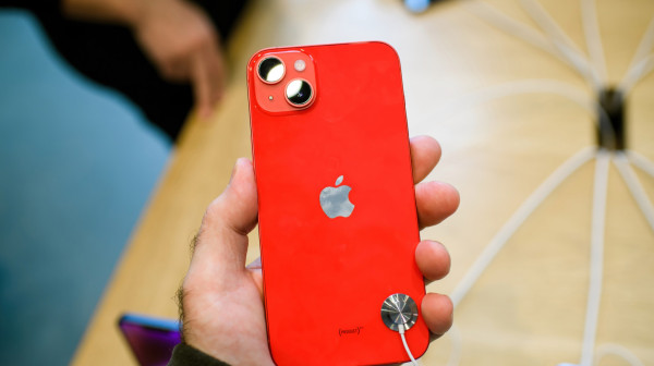 Apple planira novu "premium" boju: Da li je crveni iPhone Pro sledeći hit?