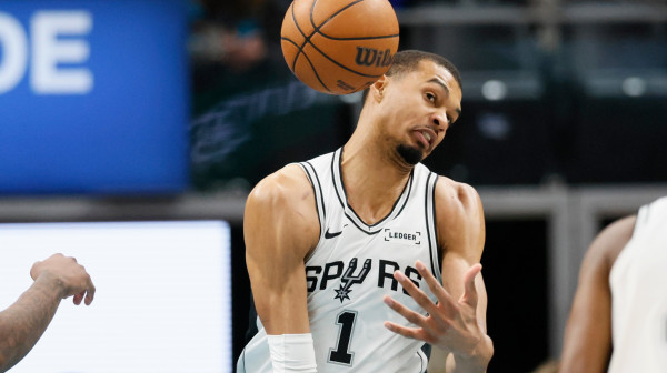 Ne može mu niko ništa, jači je od batina – Vembi "ukopao" Pistonse za 9. u nizu! VIDEO