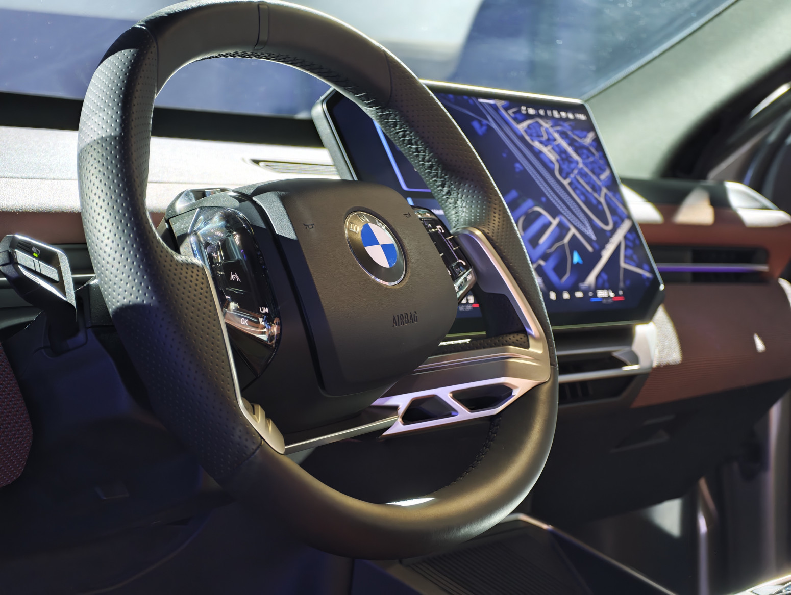 BMW veruje da mlađi od 45 ne žele tastere – drugi proizvođači vraćaju ih na velika vrata