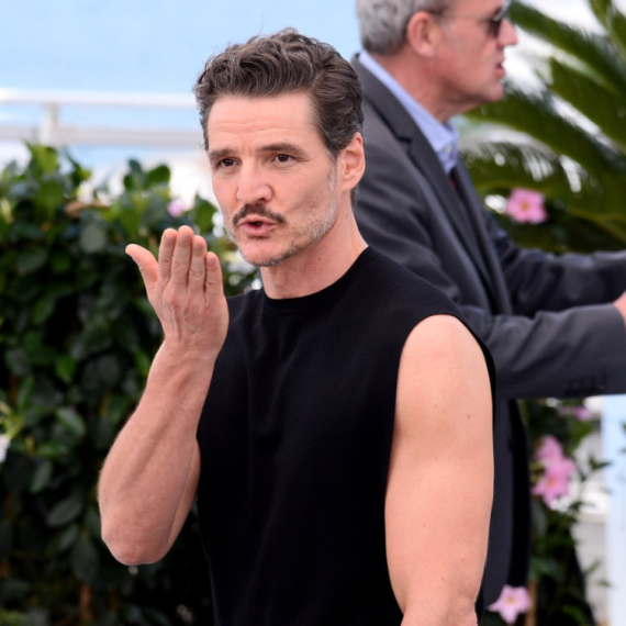 Ne mare za tuđe poglede u parku: Pedro Paskal više ne krije dečka? FOTO