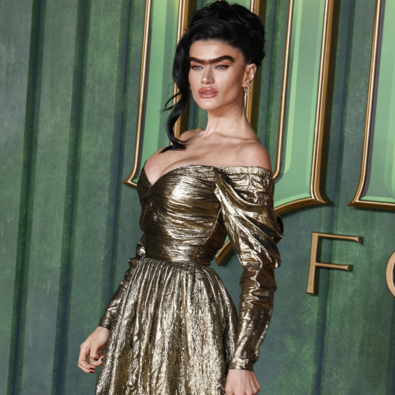 Guste obrve su je proslavile, a ljudi je sada mole da ih počupa FOTO/VIDEO