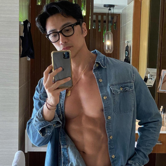 Ima 59 godina i izgleda upola mlađe: Ovo je tajna njegovih ubitačnih trbušnjaka FOTO