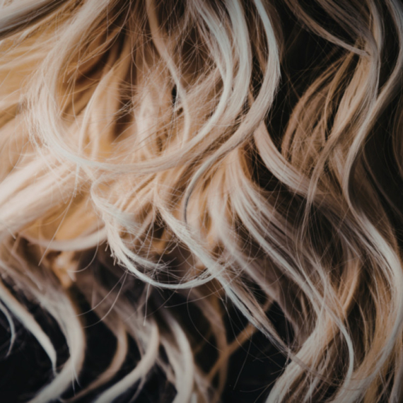 Plavuše postaju toplije, a brinete idu u drugom smeru: Ovo je hit nijansa u 2026. VIDEO