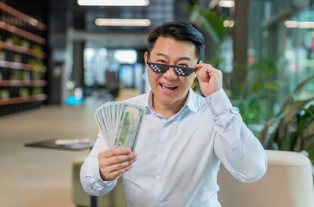 Godišnja žurka iz snova: Na stolove izneli 22 miliona evra, radnici otišli kući punih džepova VIDEO