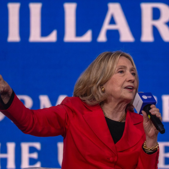 Hilari Klinton svedočila pred Kongresom o Epstajnu: "Srce mi se slama zbog žrtava"