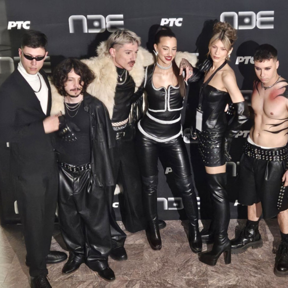 Uzavrelo veče na Pesmi za Evroviziju: Takmičarka visila sa plafona VIDEO