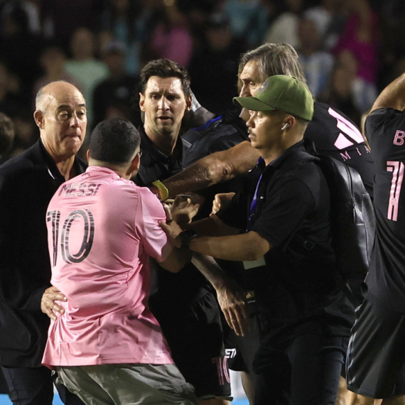 Pometnja u Portoriku: Navijači uleteli na teren i oborili Mesija VIDEO