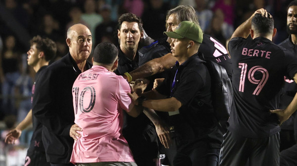 Pometnja u Portoriku: Navijači uleteli na teren i oborili Mesija VIDEO