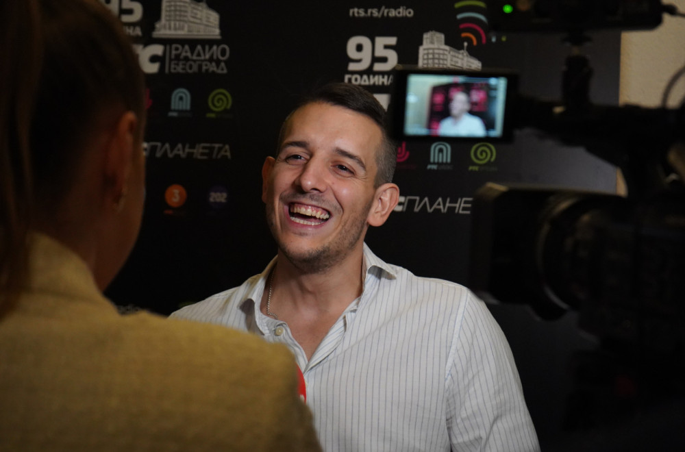 Brat Pelin oduševio u finalu, nazdravljao rakijom na bini: Da li će slaviti pobedu? VIDEO