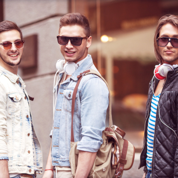 Mlađi frajeri više stvarno ne znaju kako do devojke – dokaz je novi trend u dejtingu VIDEO/ANKETA