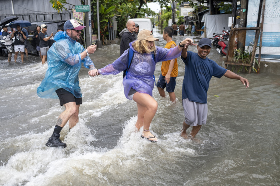 Nestvarni prizori iz svetskog turističkog bisera: Pitoni plivaju poplavljenim ulicama FOTO/VIDEO